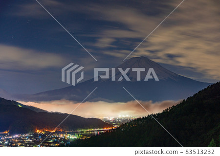 (山梨縣)禦坂路/富士見橋展望台的富士山夜景 (山梨縣)禦坂路/富士見橋展望台的富士山夜景 83513232