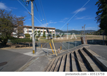 [停課] 廣島縣福山市福山市內海初中神社的參拜道和校舍及場地 83513759