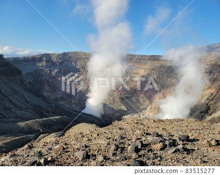 阿蘇山的火山口和不斷上升的噴發 83515277