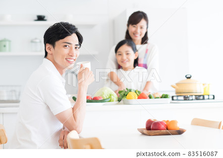 假期年輕的家庭 83516087