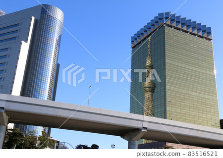 東京晴空塔和隅田川水上巴士的景色倒映在建築物的牆壁上 83516521