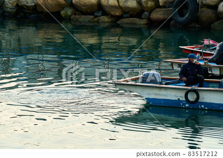 人們乘船離開港口 83517212