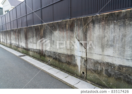 Cracks on the retaining wall 83517426