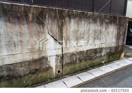 Cracks on the retaining wall Cracks on the retaining wall 83517503