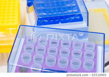 Pipette tips for automatic pipettes in the tip box for chemical and microbiological analysis.  83518993