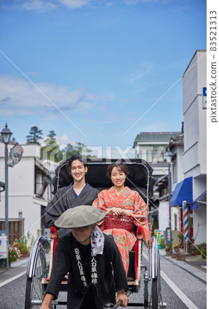 乘坐人力車遊覽日田市豆田町的年輕夫婦[攝影合作日田市觀光協會] 83521313