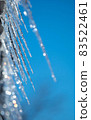 屋簷上的冰柱和藍天 屋簷上的冰柱和藍天 83522461