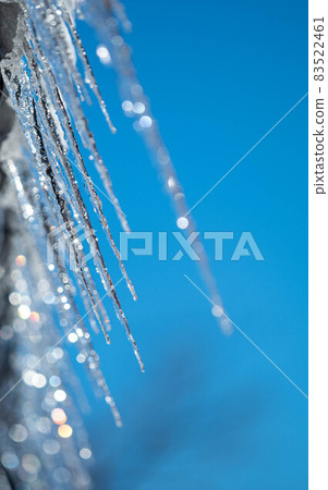 Icicles and blue sky on the eaves 83522461