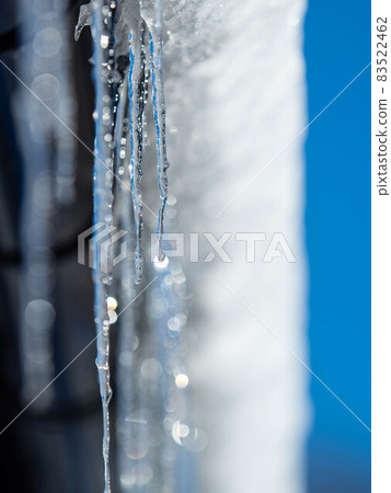 Icicles and blue sky on the eaves 83522462