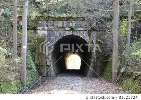 Railroad heritage! Urushikubo Tunnel on the former Japanese National Railways Shinonoi Line 83523724