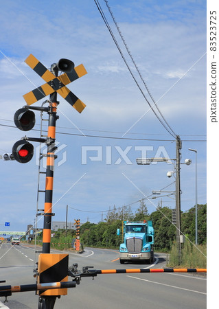 Ube Industries' special trailer traveling at the intersection of the longest private and public roads in Japan 83523725