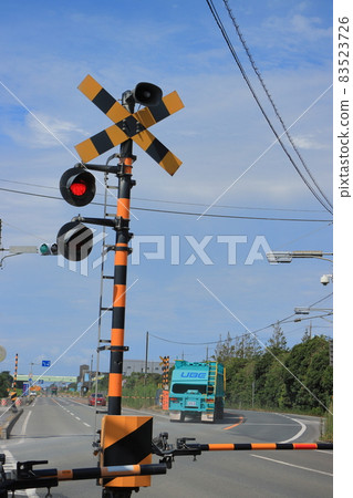 宇部興產的專用拖車行駛在日本最長的私家道路和公共道路的交叉口 83523726
