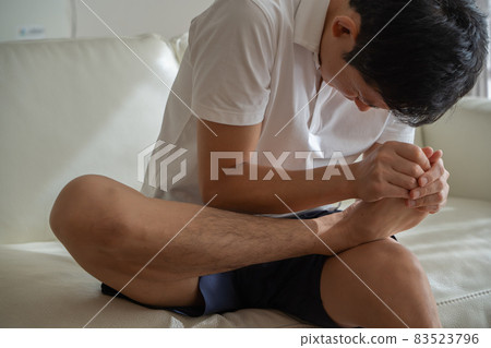 A man with a sore toe 83523796