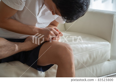 A man with a sore toe 83523800