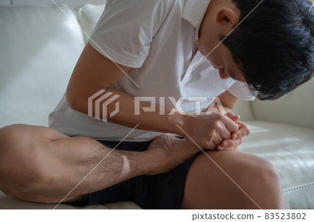 A man with a sore toe 83523802