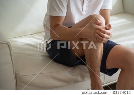 一個人抱著膝蓋 83524013
