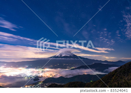 《山梨縣》神奇的富士山、雲海和莢狀雲 83524041