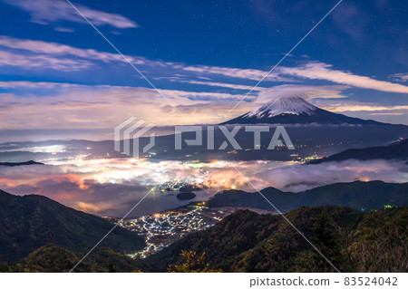 《山梨縣》神奇的富士山、雲海和莢狀雲 83524042