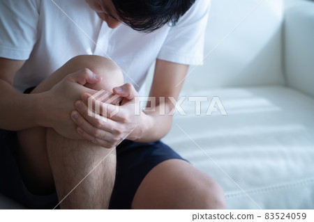 一個人抱著膝蓋 83524059
