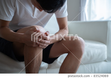 一個人抱著膝蓋 一個人抱著膝蓋 83524069