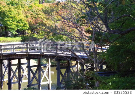 Autumn leaves and arched bridge 83525528