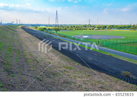 從荒川銀行河床地面自行車道看秋景 從荒川銀行河床地面自行車道看秋景 83525633