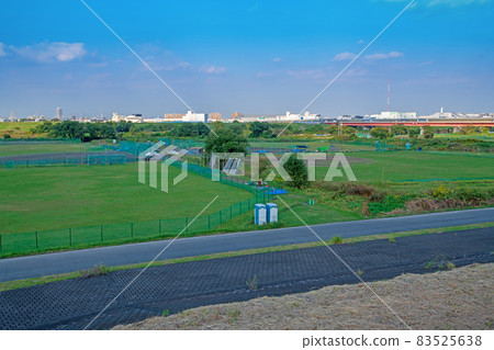 從荒川銀行河床地面自行車道看秋景 從荒川銀行河床地面自行車道看秋景 83525638