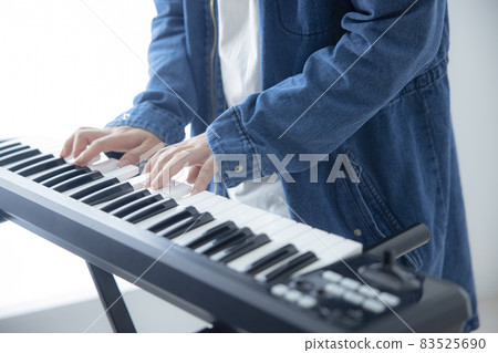男人在玩鍵盤 男人在玩鍵盤 83525690