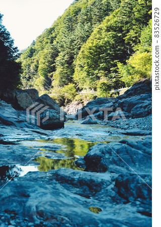 屏風疊山，溪水清石 83526729