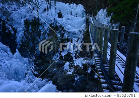 小鹿野町大內谷冰柱上的吊橋 83526791