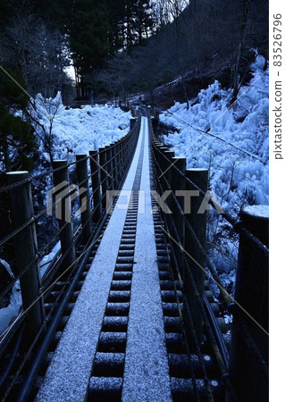 Suspension bridge on the ice pillar of the Onouchi Valley, Ogano Town Suspension bridge on the ice pillar of the Onouchi Valley, Ogano Town 83526796