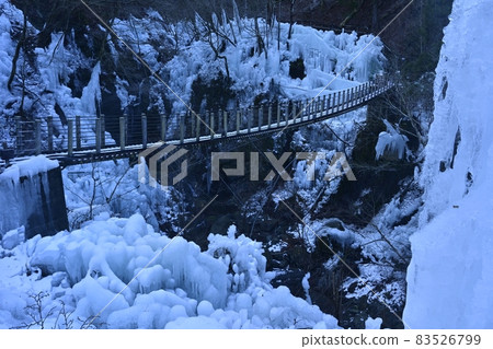 小鹿野町大內谷冰柱上的吊橋 83526799