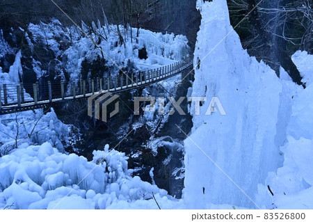 小鹿野町大內谷冰柱上的吊橋 小鹿野町大內谷冰柱上的吊橋 83526800