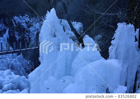 Suspension bridge on the ice pillar of the Onouchi Valley, Ogano Town Suspension bridge on the ice pillar of the Onouchi Valley, Ogano Town 83526802