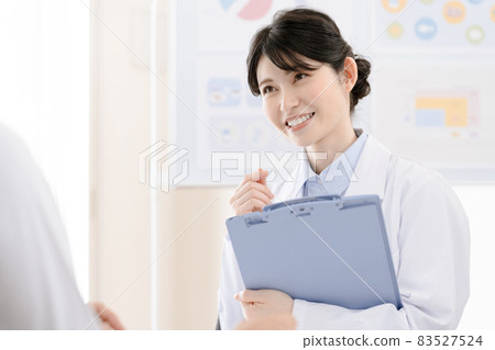 Nutritionist who gives nutritional guidance Nutritionist who gives nutritional guidance 83527524