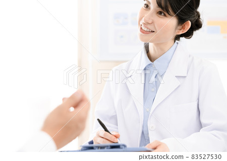 Nutritionist who gives nutritional guidance 83527530