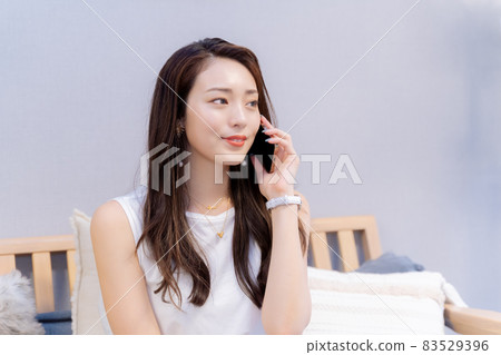 一個女人在智能手機通話中聽對方說話 一個女人在智能手機通話中聽對方說話 83529396