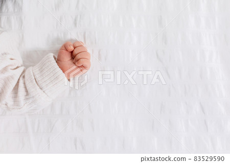 close up hand of newborn baby Make a fist on white bed.Infant baby showing hand on white background and copy space.Baby Newborn Concept close up hand of newborn baby Make a fist on white bed.Infant baby showing hand on white background and copy space.Baby Newborn Concept 83529590