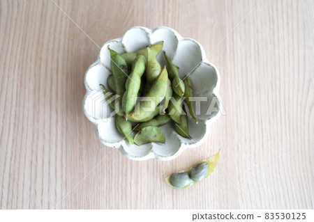 白盤子上的新鮮毛豆(丹波笹山的黑毛豆) 白盤子上的新鮮毛豆(丹波笹山的黑毛豆) 83530125