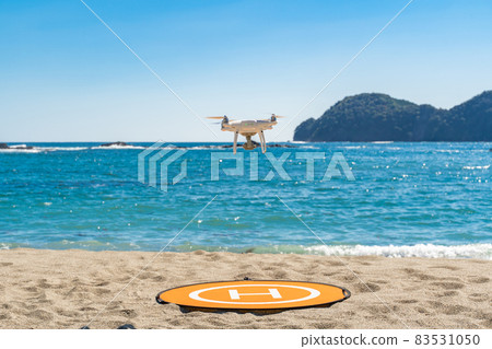 [Sea] Takeoff and landing of drone [Sandy beach] 83531050
