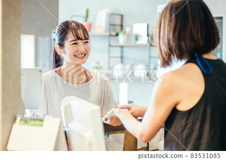 A woman receiving customer service at the reception 83531085