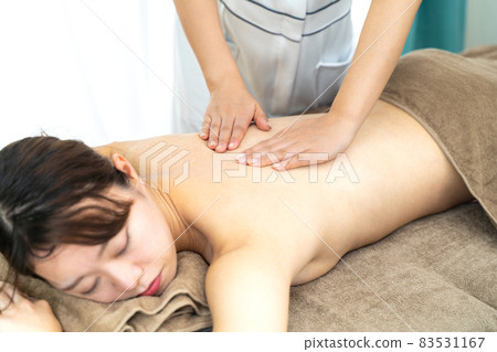 美容院的背部護理 83531167