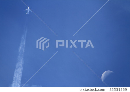 Co-starring an aircraft flying while pulling clouds in the deep blue autumn sky and a white moon with a moon age of 23.7 Co-starring an aircraft flying while pulling clouds in the deep blue autumn sky and a white moon with a moon age of 23.7 83531369