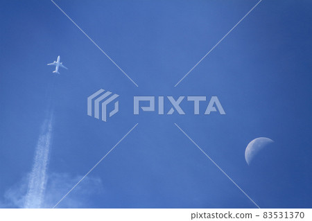 Co-starring an aircraft flying while pulling clouds in the deep blue autumn sky and a white moon with a moon age of 23.7 83531370