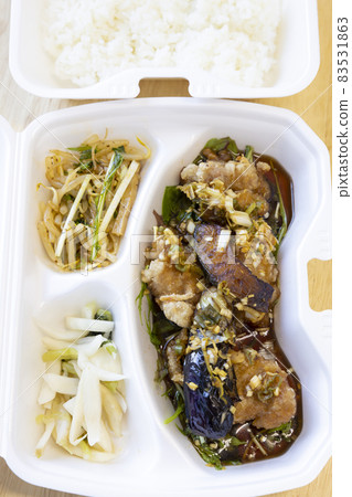 美味的油沙丁魚雞肉午餐外賣 美味的油沙丁魚雞肉午餐外賣 83531863