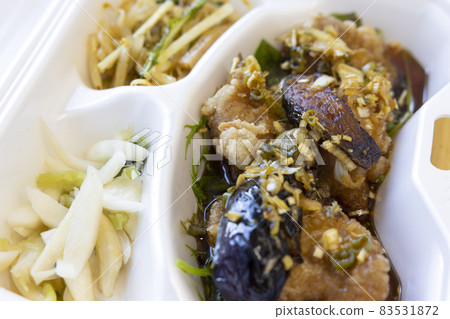 美味的油沙丁魚雞肉午餐 美味的油沙丁魚雞肉午餐 83531872