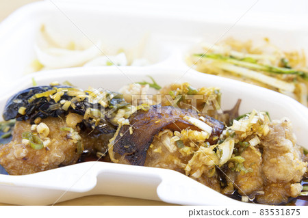 美味的油沙丁魚雞肉午餐 美味的油沙丁魚雞肉午餐 83531875