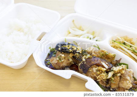 美味的油沙丁魚雞肉午餐外賣 美味的油沙丁魚雞肉午餐外賣 83531879