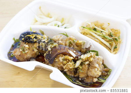 美味的油沙丁魚雞肉午餐 美味的油沙丁魚雞肉午餐 83531881