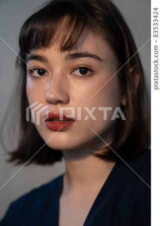 氣質別緻的女性肖像 83533424